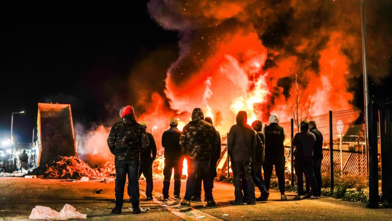 Anger of farmers: dozens of hooded men set fire in front of a Lidl depot in Gard