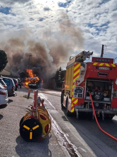 The sweeper catches fire in the middle of the street near a school in Vauvert, around ten firefighters mobilized