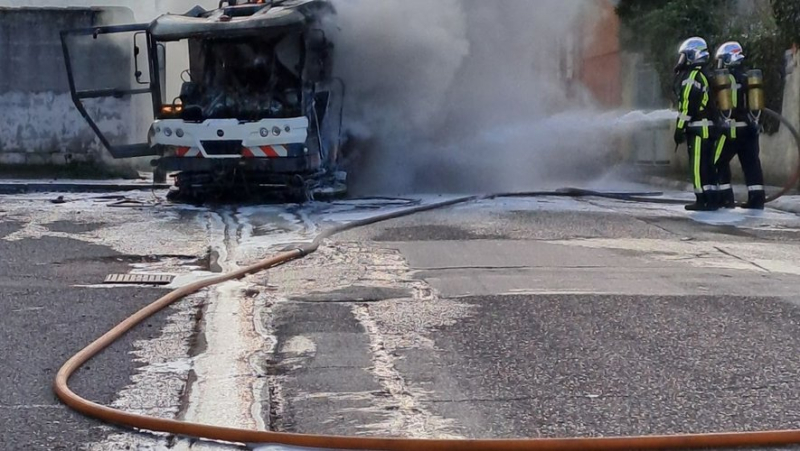 The sweeper catches fire in the middle of the street near a school in Vauvert, around ten firefighters mobilized