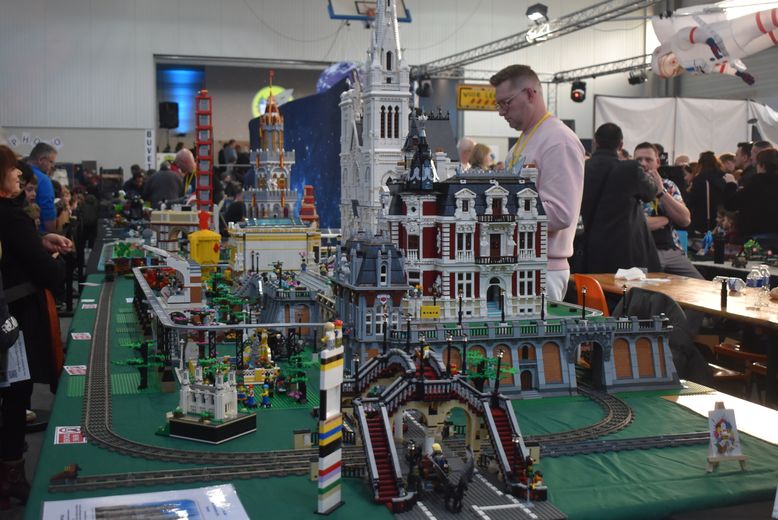 In Saint-Privat-des-Vieux, around a hundred visitors flocked to the world of small bricks