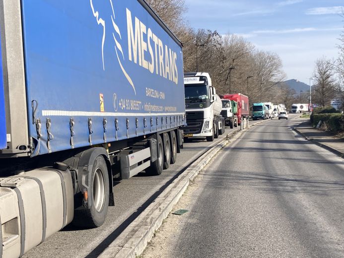 Heavy goods vehicles and cars blocked at lunchtime in the town entrances of Bagnols-sur-Cèze