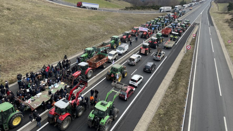 Anger of farmers: an army of tractors block the A75 in Antrenas (Lozère), “a historic mobilization”