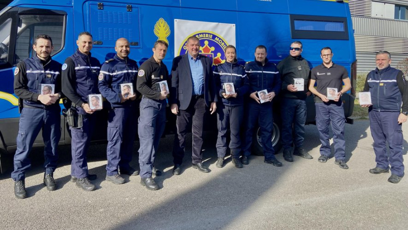 Around twenty audio headsets offered by the Friends of the Gendarmerie to the 1/6 group