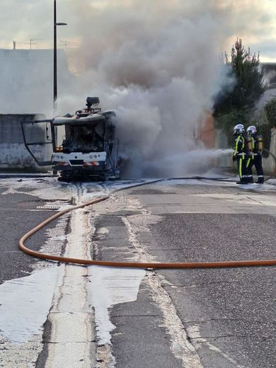 The sweeper catches fire in the middle of the street near a school in Vauvert, around ten firefighters mobilized