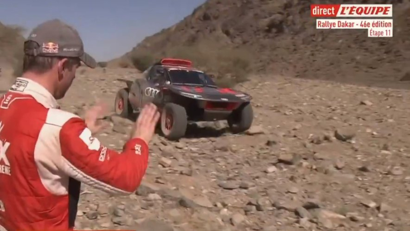 VIDEO. Loeb&#39;s beautiful gesture: after losing the 2024 Dakar to Sainz following a mechanical incident, the Frenchman signals him not to take any more risks
