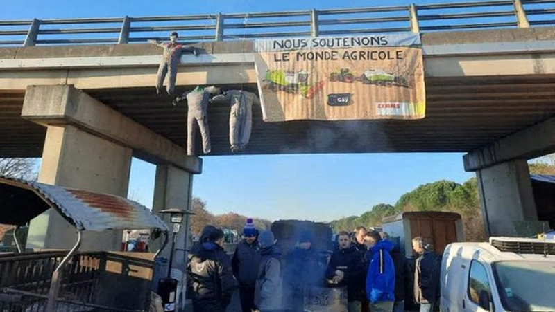 In Occitania, farmers continue their blockade on the A64, the government is mobilizing to try to appease them