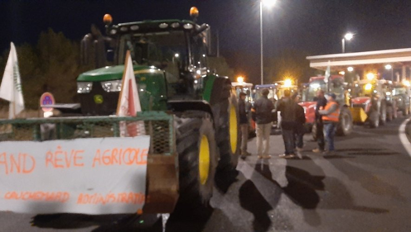 Anger of farmers in Agde: nearly 80 tractors and vehicles gathered this Friday morning at the Bessan toll booth