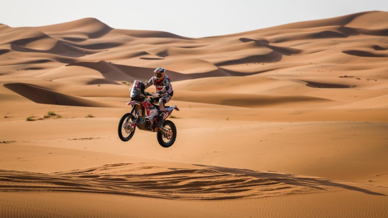 “A motorcyclist injured in a condition considered serious”: victim of a fractured vertebra, a Spanish amateur evacuated by helicopter on the Dakar 2024 after a fall