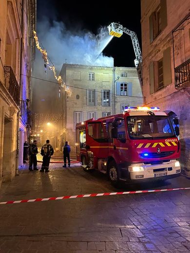 Un feu d'appartement impressionnant en plein centre d'Uzès, dans le Gard