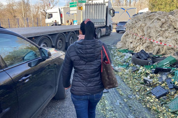 Heavy goods vehicles and cars blocked at lunchtime in the town entrances of Bagnols-sur-Cèze
