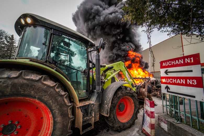 Peasant anger flares: in Nîmes, angry farmers block mass distribution depots