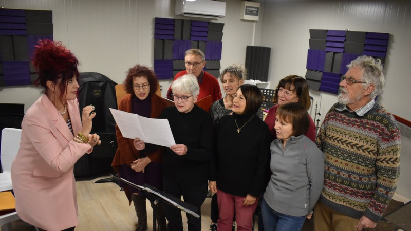 The venerable Cigale, the dean of the choirs of Bagnols-sur-Cèze, invites singing lovers to join her