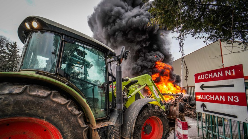 Anger of farmers: punch and fire action in front of the Auchan platform in Nîmes