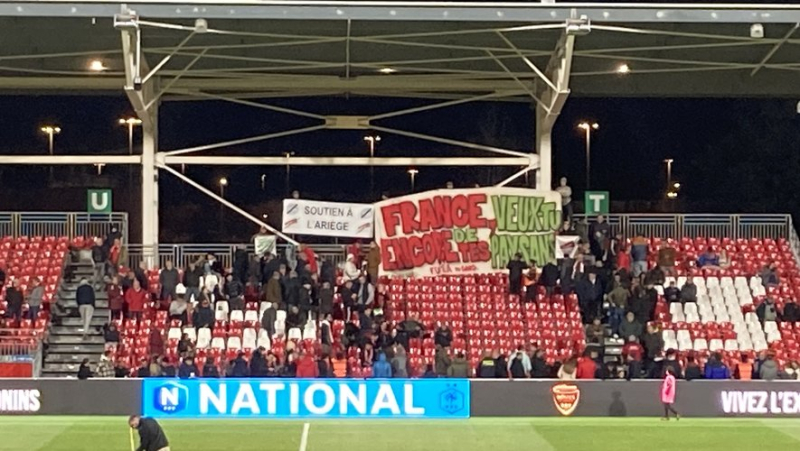 VIDEO. "France, veux-tu encore de tes paysans" : le match de Nîmes Olympique contre Rouen interrompu après l'intrusion d'agriculteurs dans le stade