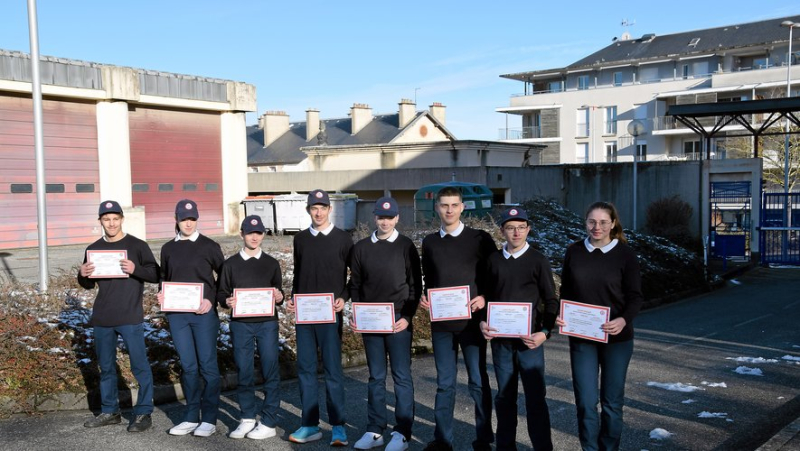 Eight young Aveyron residents received their diploma following the Universal National Service