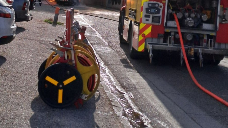 The sweeper catches fire in the middle of the street near a school in Vauvert, around ten firefighters mobilized