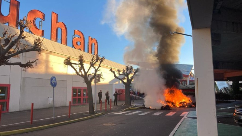 Anger of farmers: a small group of winegrowers sets fire in front of Auchan Béziers