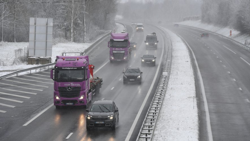 She orders an Uber for thirty kilometers and finds herself stuck for hours on the highway because of the cold