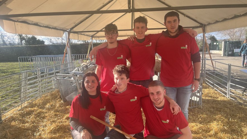 Three young people from the La Cazotte agricultural high school in Saint-Affrique competing for the title of best shepherd in Paris