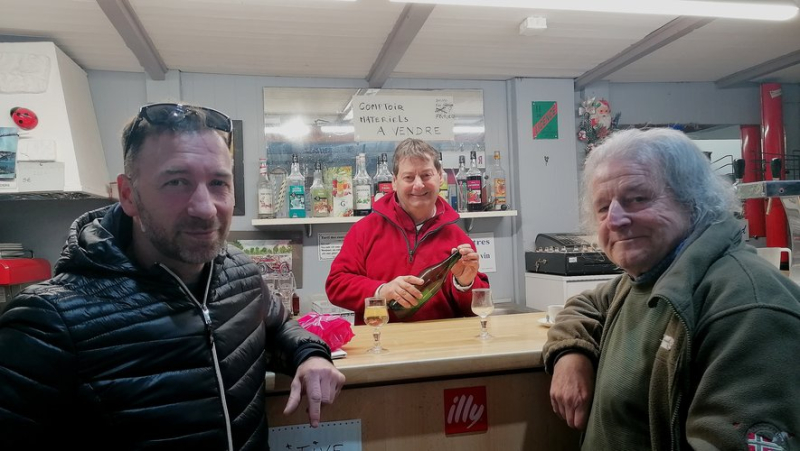 At the central market halls of Béziers, Raymond Garcia, the owner of the Le Marina bar, bows out