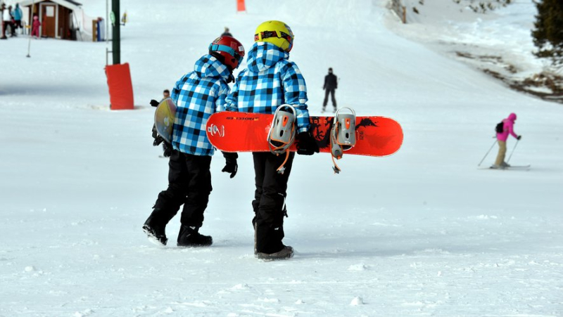 De la neige à la station de ski Le Lioran dans le Cantal, pour un dimanche de glisse