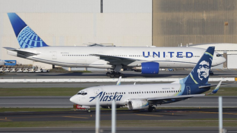 United Airlines flight makes emergency landing after door open light illuminates shortly after takeoff