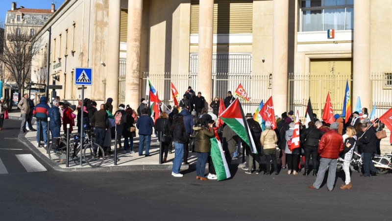 They demonstrate in front of the sub-prefecture of Béziers for peace in Israel and Palestine