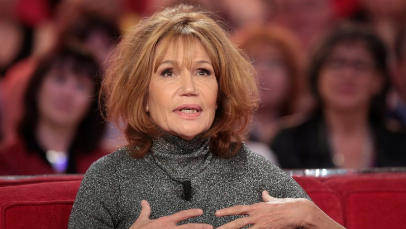 "Je me suis emportée et je le regrette douloureusement" : Clémentine Célarié se désolidarise de la tribune en soutien à Depardieu
