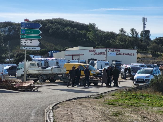 “Anger of the farmers”: the large Angles roundabout blocked by around sixty farmers in tractors