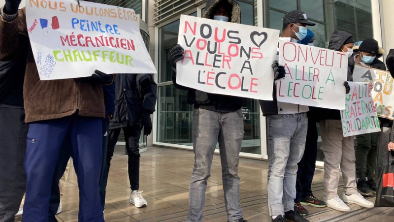 In Nîmes, nearly 800 people responded to the march for freedom, equality, fraternity and against the immigration law