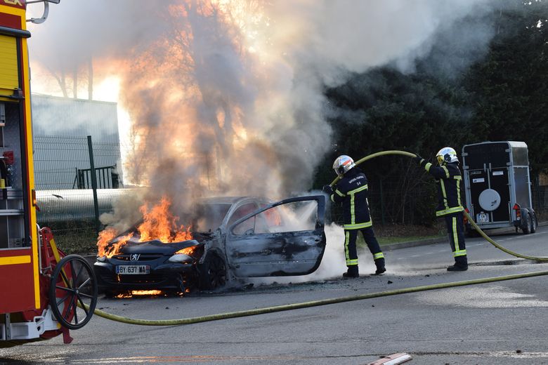 A car accidentally catches fire in Saint-Just