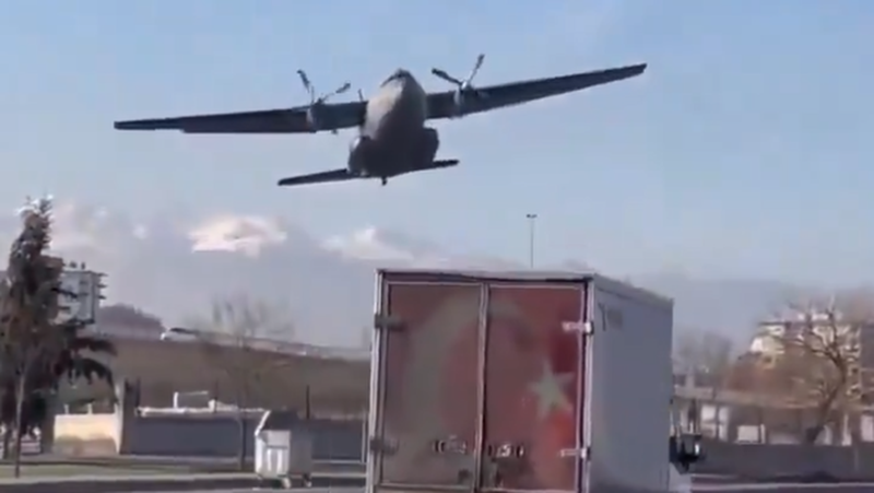 Surreal scene in Turkey: a military plane skims motorists a few meters after a “technical incident”