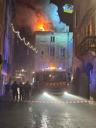 An impressive apartment fire in the center of Uzès, in the Gard
