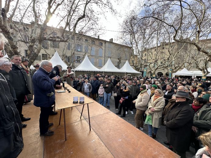 In Uzès, huge crowds at the traditional truffle market