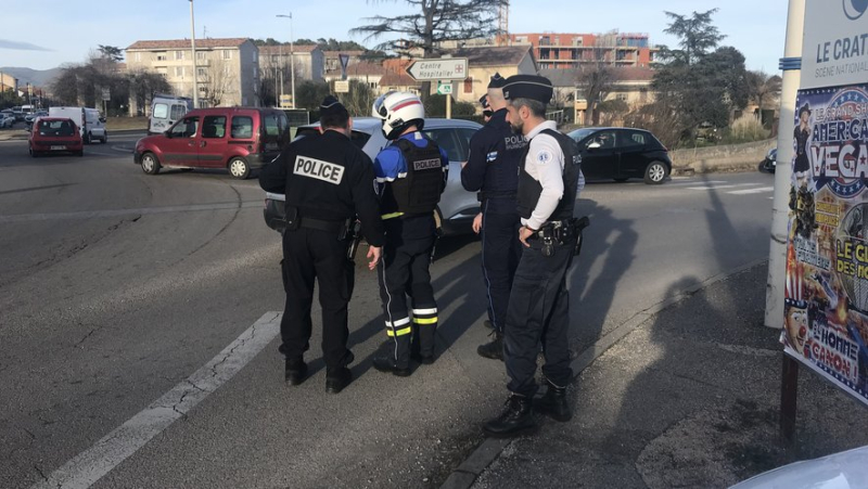 Multiple police checks in Alès roundabouts