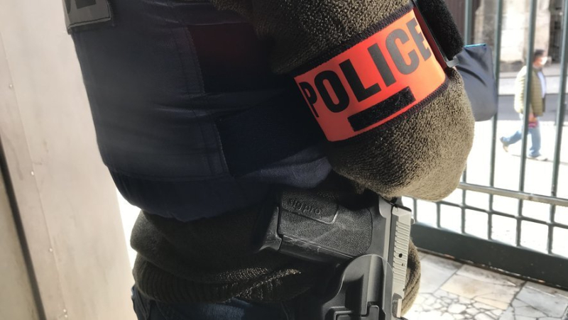 The Marseille police officer was suspected of informing traffickers in the Gard for remuneration