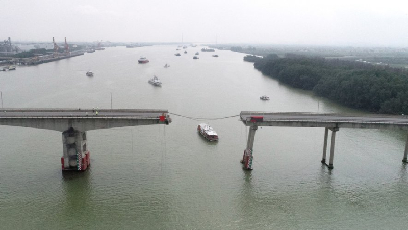 VIDEO. A cargo ship collides head-on with a road bridge and causes its collapse: the accident leaves several dead