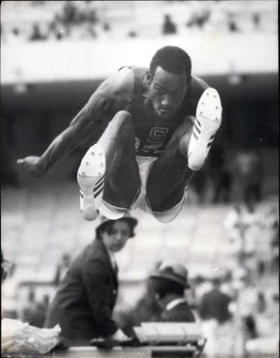 At 77, legendary Bob Beamon, author of an 8.90 m extraterrestrial jump in 1968, sells his gold medal at auction