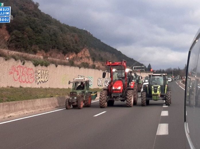 Blocage des agriculteurs : après la sous-préfecture, les tracteurs visitent deux grandes surfaces bouchonnent l’A75