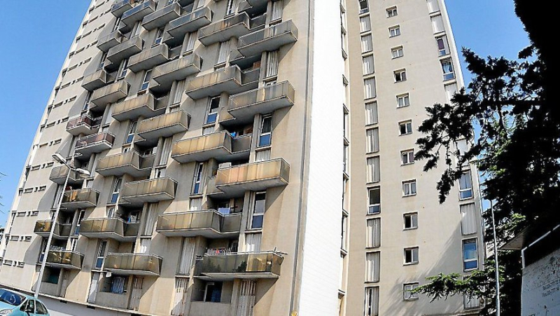Quartier des Escanaux à Bagnols-sur-Cèze, les policiers saisissent des stupéfiants et de l'argent liquide dans cinq appartements
