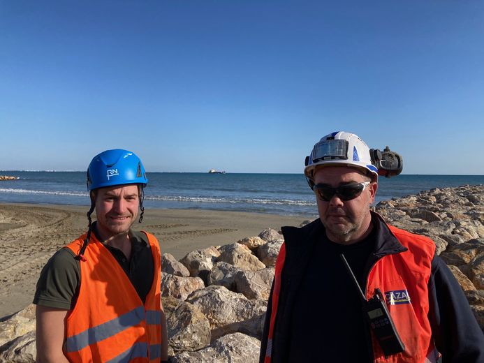 Near Montpellier, a Danish dredger to resilt Petit Travers beach