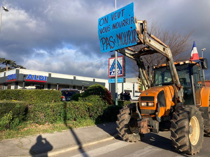 Operation snail on the A75: a new action by farmers in Clermont-l’Hérault