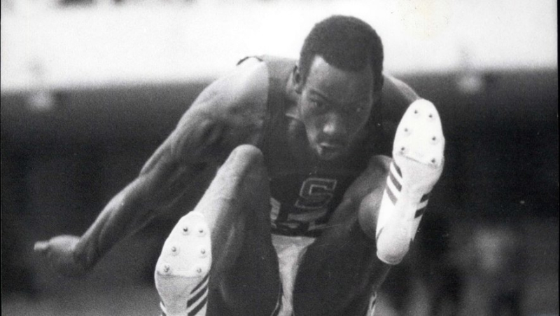 At 77, legendary Bob Beamon, author of an 8.90 m extraterrestrial jump in 1968, sells his gold medal at auction