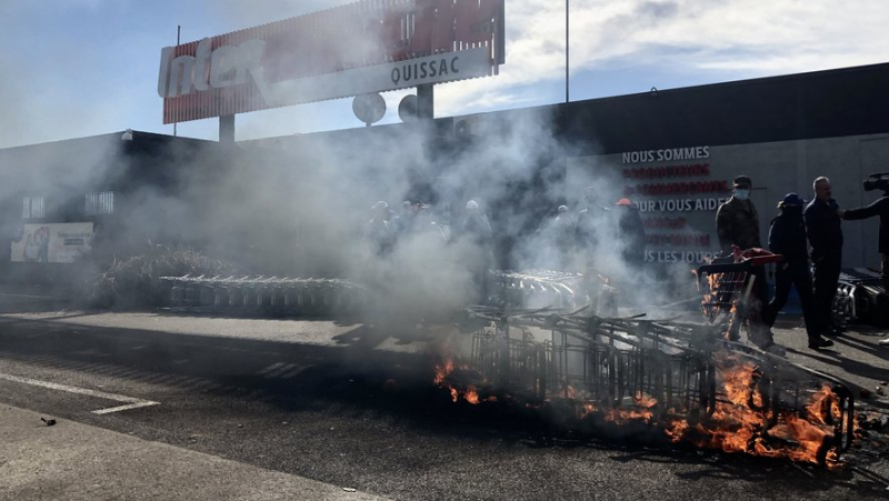 Carts and goods burned, access blocked...: the Intermarché of Quissac, in Gard, targeted by farmers