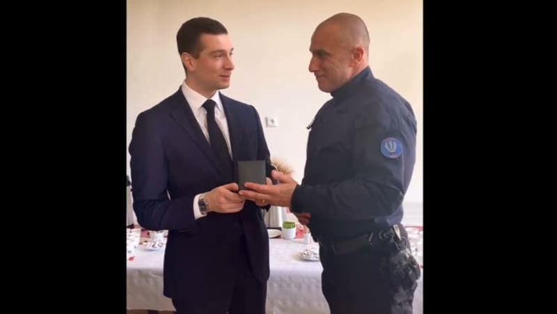 The CRS des Alpes-Maritimes medal offered to Jordan Bardella sparks controversy