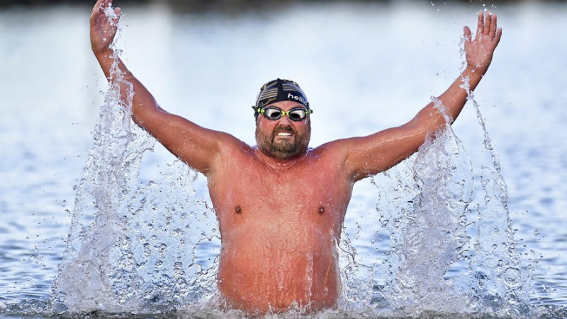 Extreme swimmer, Steve "the Seal" swims for 20 minutes in Antarctica in water at 1°