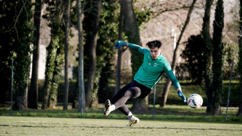 Football: discovering the Italian goalkeeper Vincenzo Cozzella, former Montpellier and new Nîmes