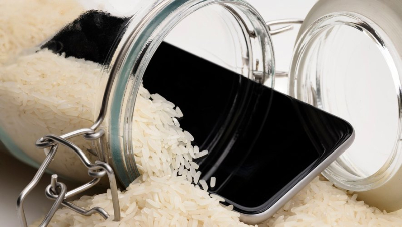 Why you shouldn&#39;t put your smartphone in rice when it has fallen into the water