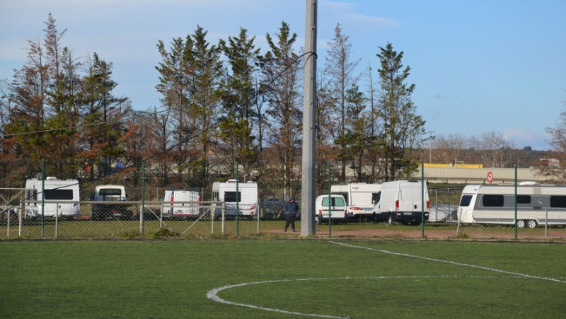 Under threat of expulsion, travelers left the stadium where they had settled near Sète