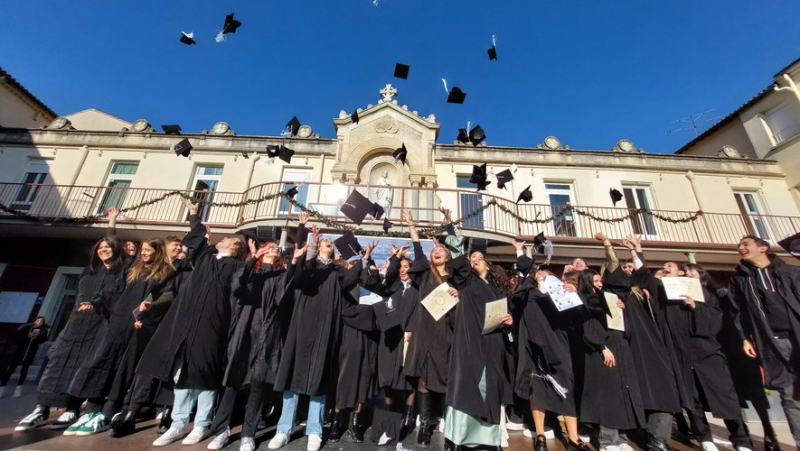 Headdress throwing at the Saint-Stanislas Institute for 66 new high school graduates